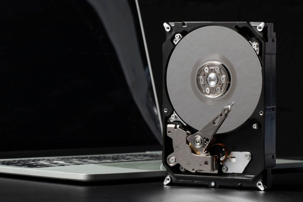 Merevlemez és laptop